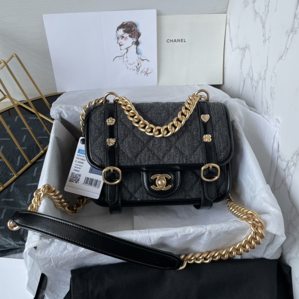Chanel Chanel cool handsome and elegant in one of the messenger bag