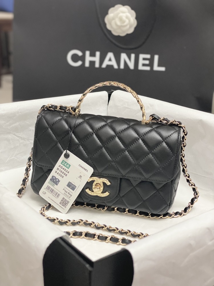 chanel The golden double Clogo is not only an embellishment but also a status symbol.