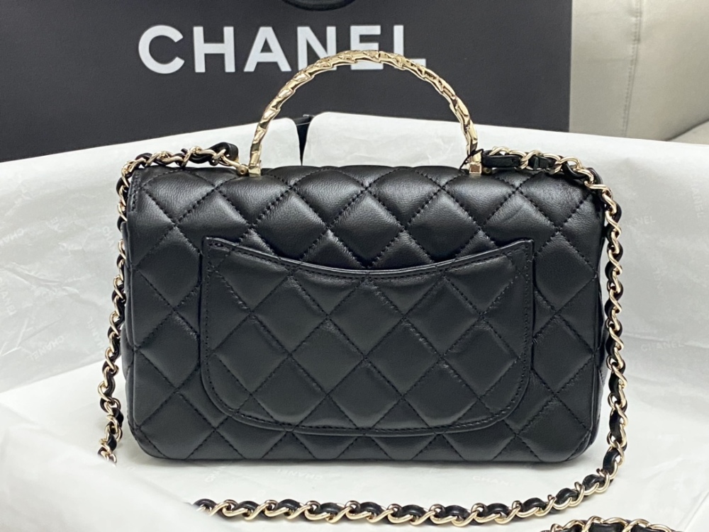 chanel The golden double Clogo is not only an embellishment but also a status symbol.