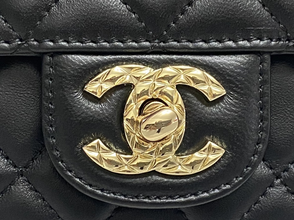 chanel The golden double Clogo is not only an embellishment but also a status symbol.
