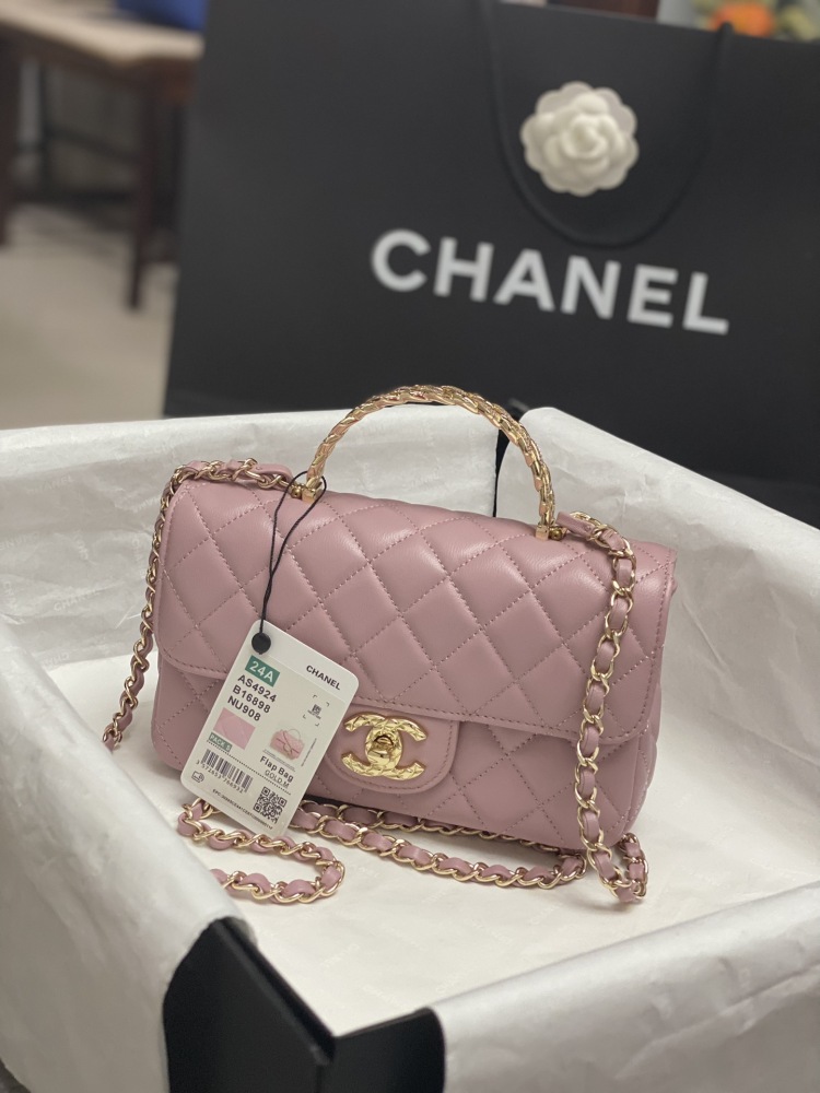 chanel The golden double Clogo is not only an embellishment but also a status symbol.