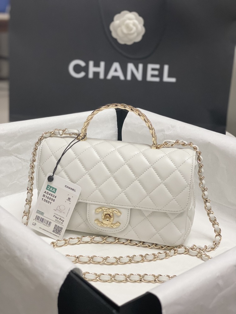 chanel The golden double Clogo is not only an embellishment but also a status symbol.