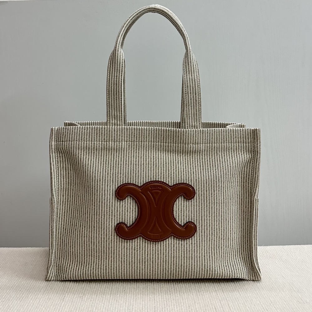 CELINE CABAS THAIS|New for fall, the all-over printed textile large Tote