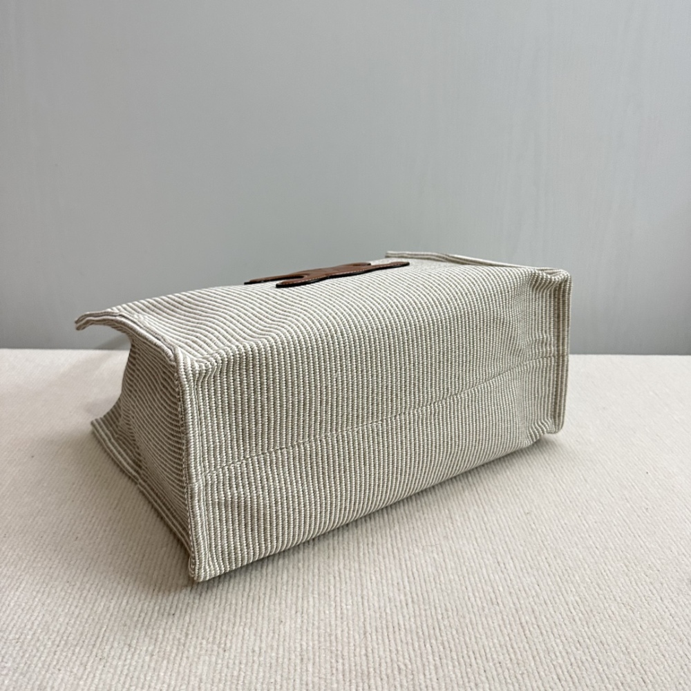 CELINE CABAS THAIS|New for fall, the all-over printed textile large Tote