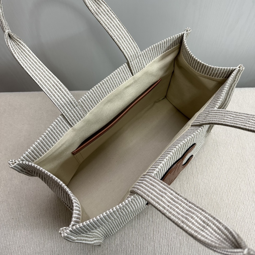 CELINE CABAS THAIS|New for fall, the all-over printed textile large Tote