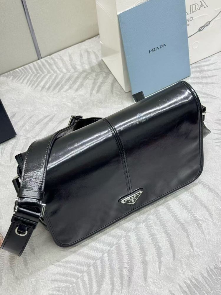 Prada new waxy leather 🎉 messenger bag