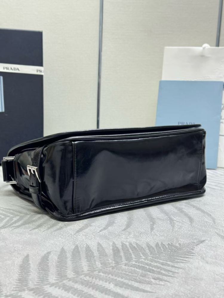 Prada new waxy leather 🎉 messenger bag