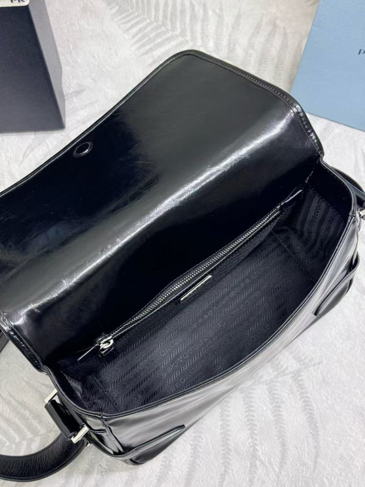 Prada new waxy leather 🎉 messenger bag