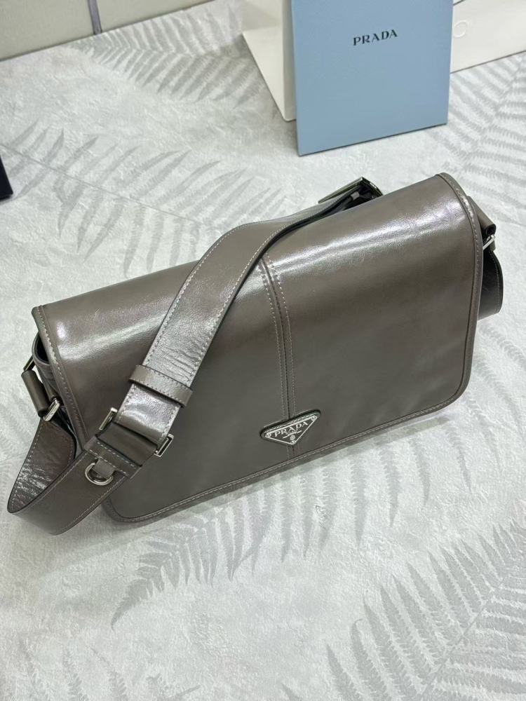 Prada new waxy leather 🎉 messenger bag