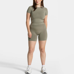 Short sleeves + shorts grass green