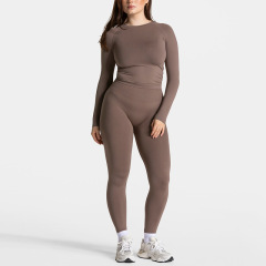 Long sleeves + brown pants