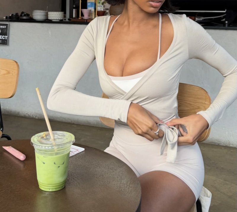 Women's yoga cover-up, made of nylon and ammonia with a brushed finish, feels light and comfortable against the skin, suitable for sports and fitness, highly elastic, quick-drying, and versatile.