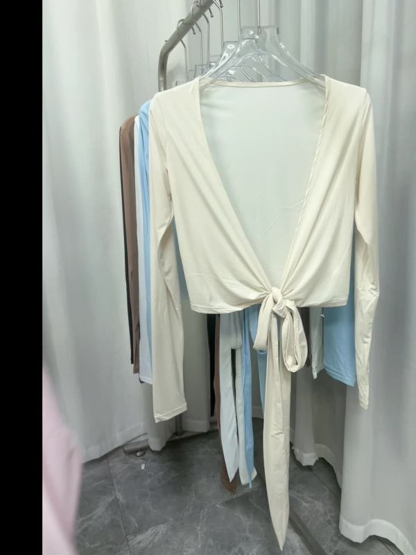 Women's yoga cover-up, made of nylon and ammonia with a brushed finish, feels light and comfortable against the skin, suitable for sports and fitness, highly elastic, quick-drying, and versatile.