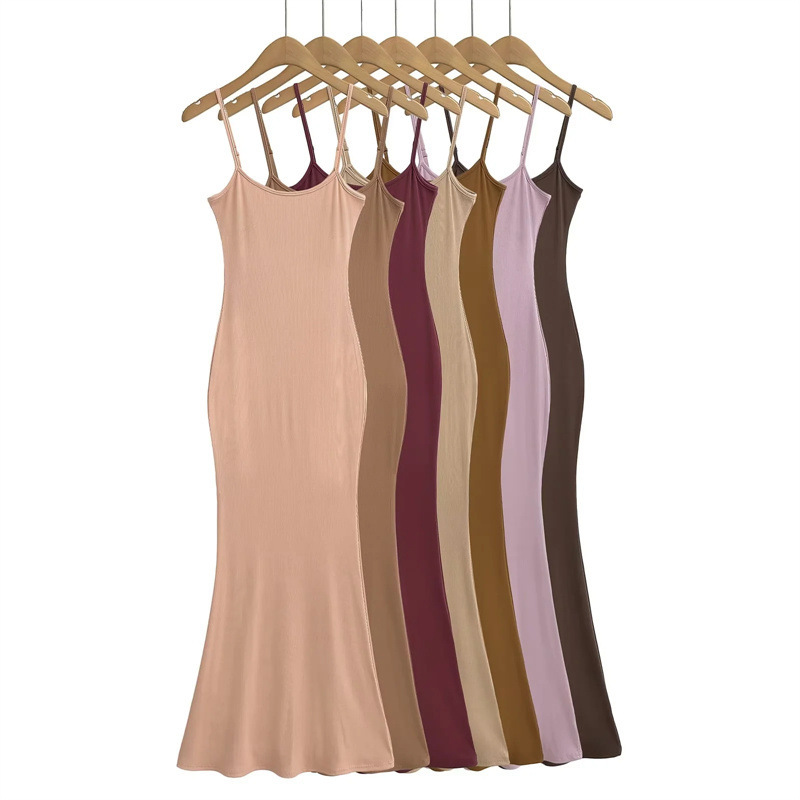 Pure and alluring off-shoulder halter dress for women, retro style, slimming and figure-hugging fishtail skirt.