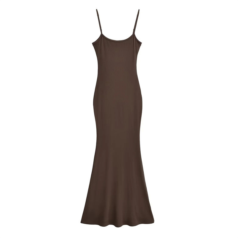 Pure and alluring off-shoulder halter dress for women, retro style, slimming and figure-hugging fishtail skirt.