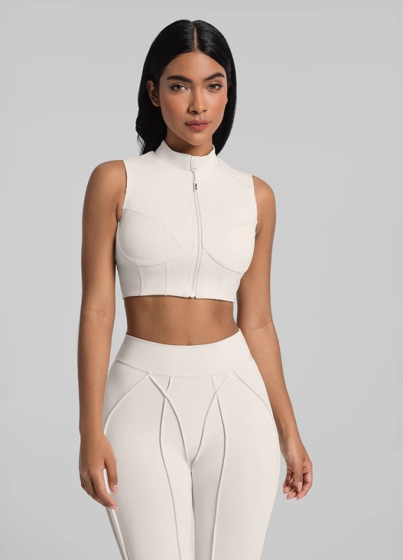 Zippered sports bra with removable breast pads, breathable and supportive, suitable for fitness, running, and yoga.