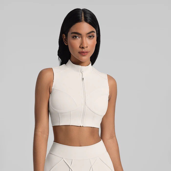 Zippered sports bra with removable breast pads, breathable and supportive, suitable for fitness, running, and yoga.