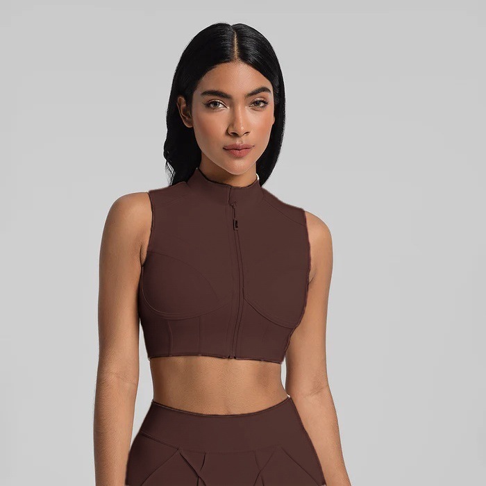 Zippered sports bra with removable breast pads, breathable and supportive, suitable for fitness, running, and yoga.