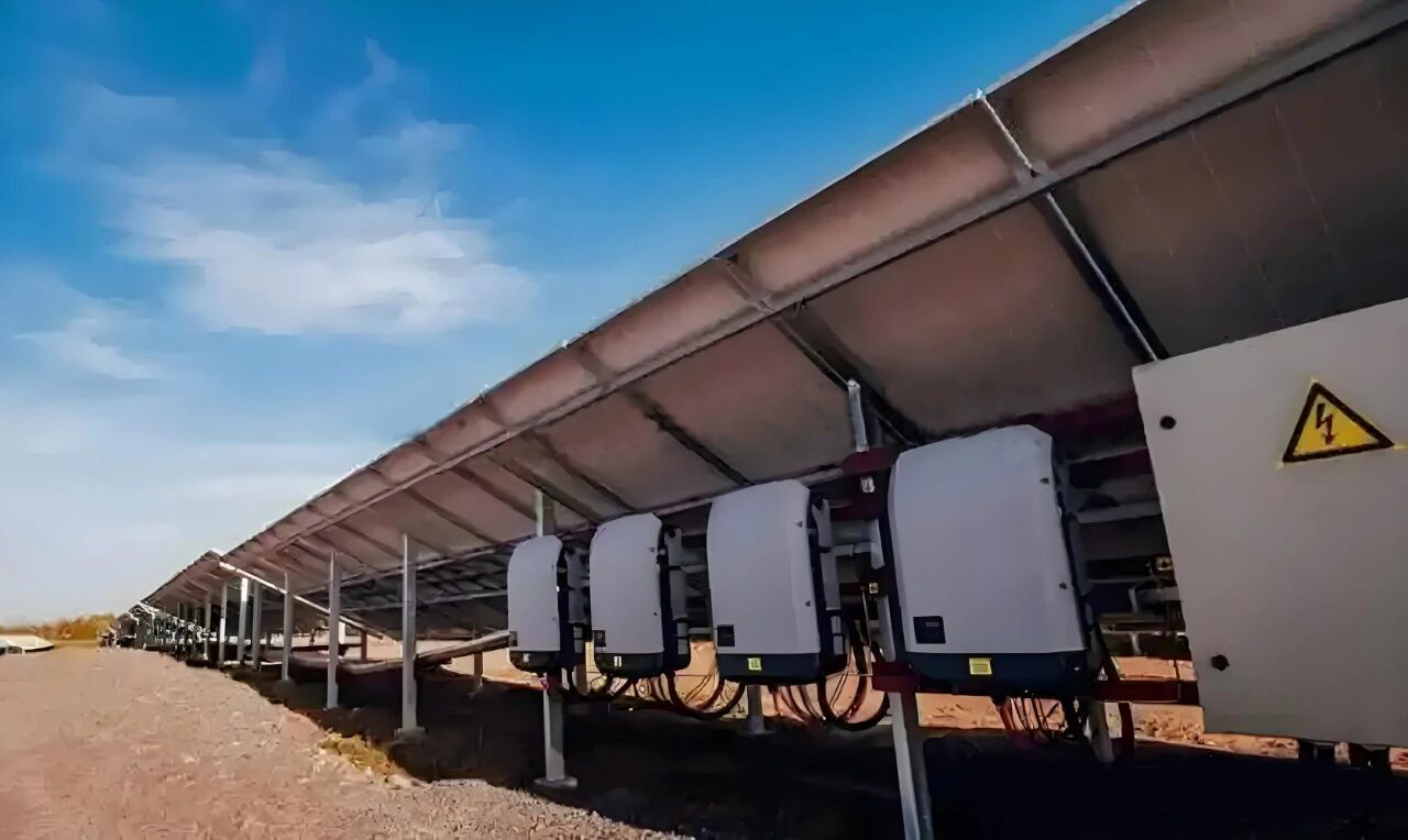 Ein netzgekoppelter Wechselrichter muss an das Stromnetz angeschlossen werden, benötigt keine Speicherbatterien und ist auch nicht dafür ausgelegt. Seine Kernfunktion besteht darin, Photovoltaikstrom in Wechselstrom umzuwandeln, der vorrangig für den Eigenverbrauch genutzt wird.