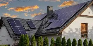 A typical balcony PV system usually consists of 1-4 PV modules, a microinverter, mounting brackets, and cables, and can be flexibly adapted to various building scenarios such as apartments, villas, and custom-built rural homes, greatly expanding the scope of application for clean energy.