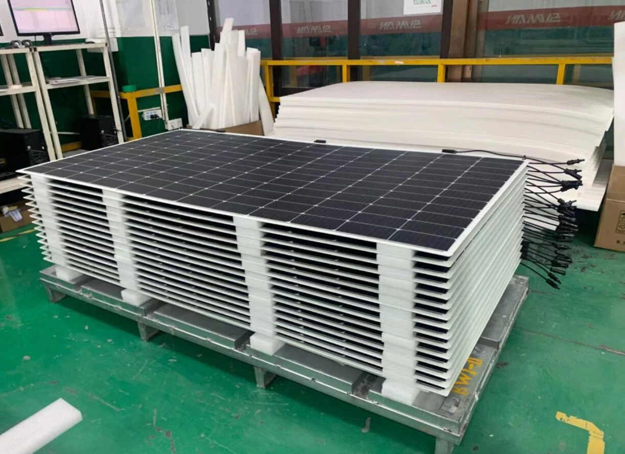 Einige leichte und flexible Module (Spezialprodukte in der PV-Branche) sind jedoch nicht kompatibel, da ihre elektrischen Parameter, insbesondere die Spannung, nicht den Anforderungen des Wechselrichters entsprechen.