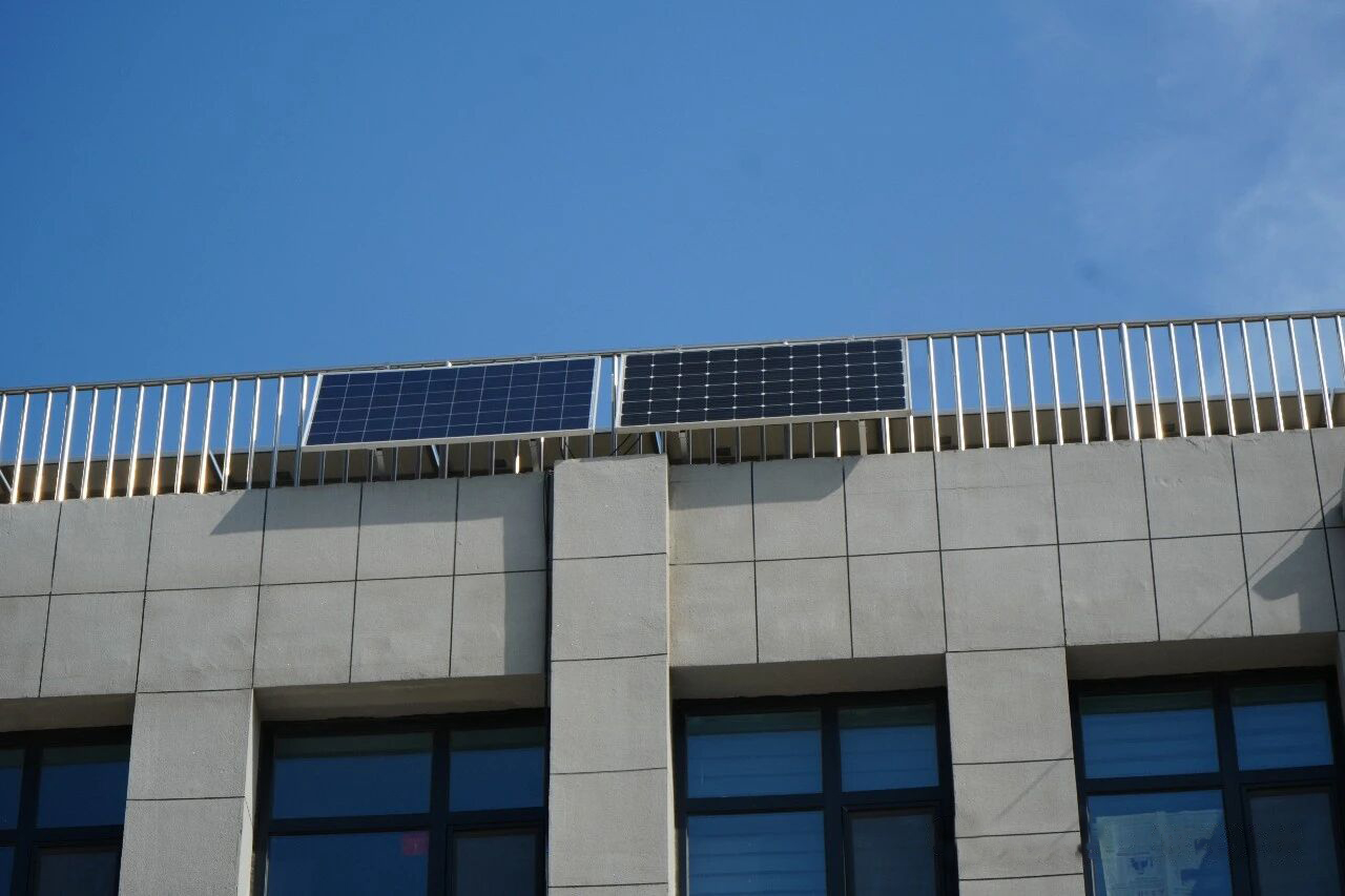 Befestigen Sie die beiden Solarmodule an Ihrem gewünschten Ort