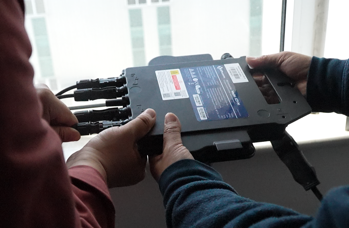 Verbinden Sie die Anschlussdosen der Module mit dem Mikrowechselrichter mithilfe der PV-DC-Kabel.