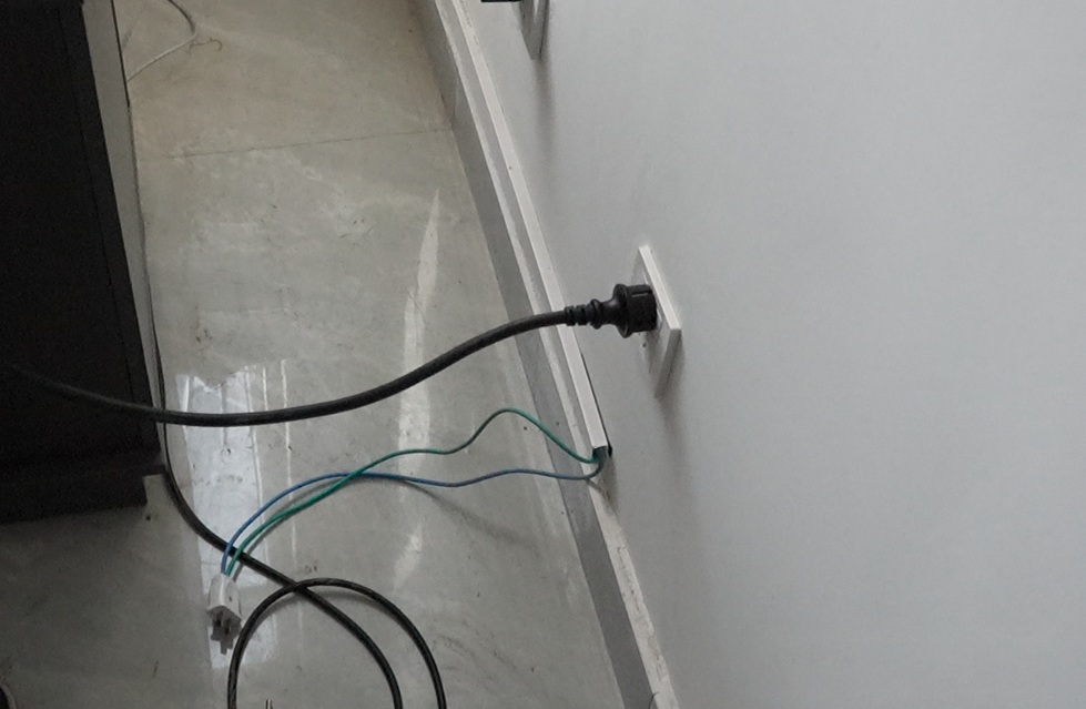  Stecken Sie das andere Ende des Mikrowechselrichters in eine Haushaltssteckdose. Fertig!