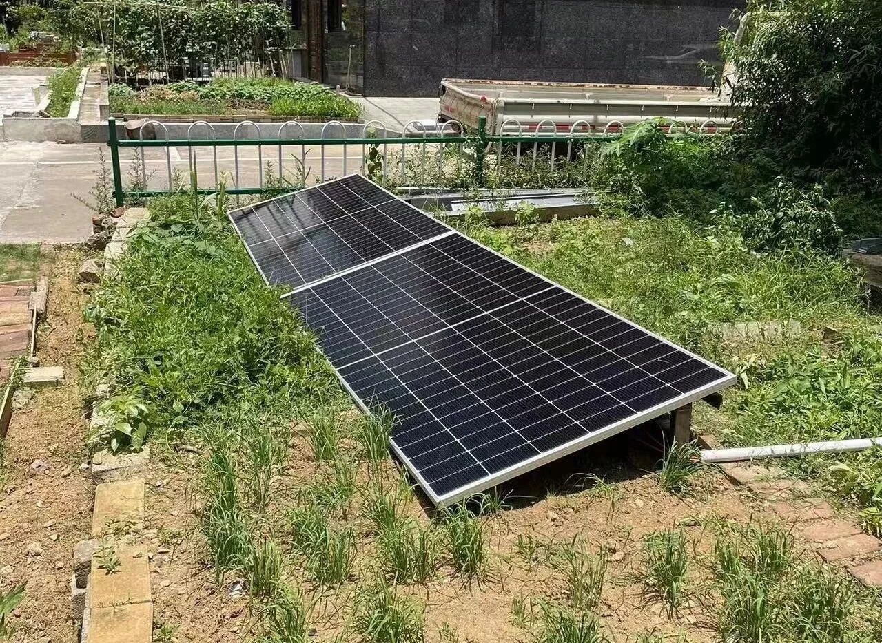 Viele unserer Kunden sind kreativ geworden: Einige haben ihre Anlagen auf dem Rasen neben ihrem Haus platziert, andere haben sie gegen eine Wand gelehnt (keine Halterungen erforderlich), und einige haben sie flach auf ein Dach gelegt.