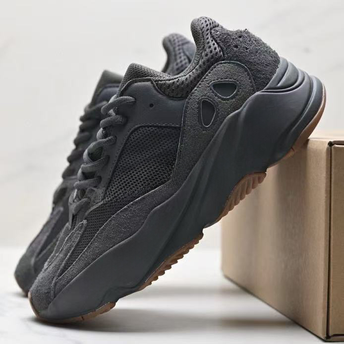 yee 700 With shoe box