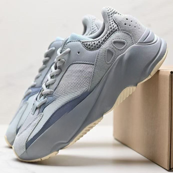 yee 700 With shoe box