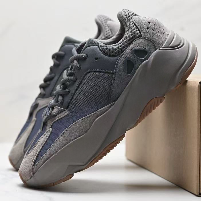 yee 700 With shoe box
