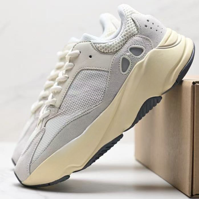 yee 700 With shoe box