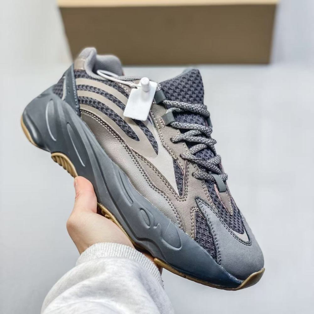 yee 700 v2 With shoe box