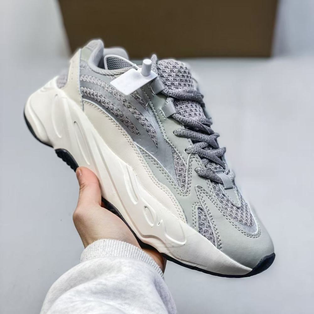 yee 700 v2 With shoe box