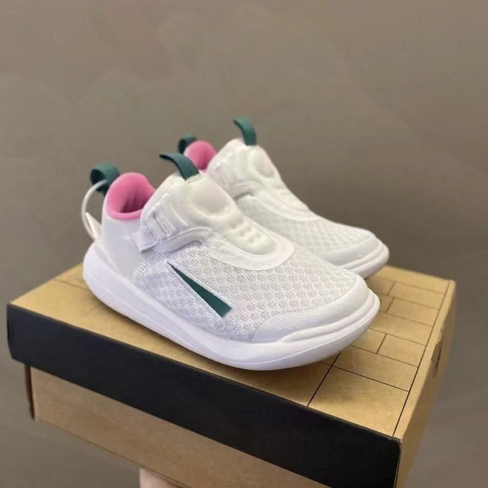 kids e With shoe box