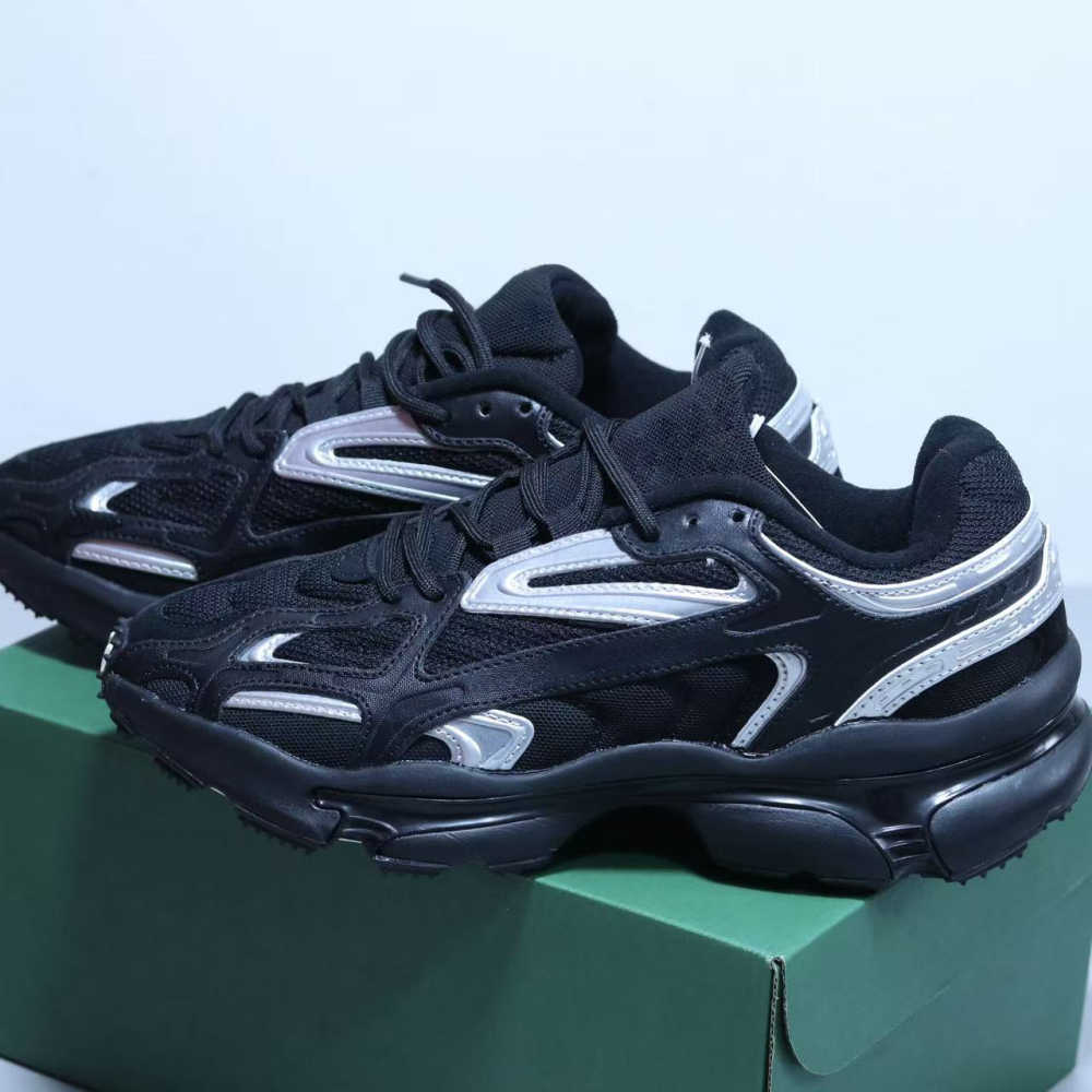 l003  With shoe box