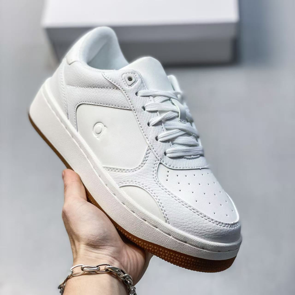 ao With shoe box