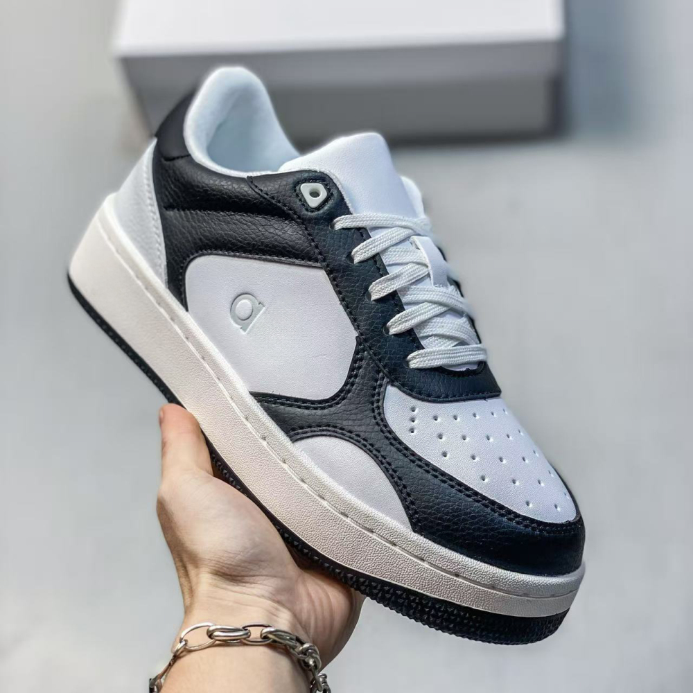ao With shoe box