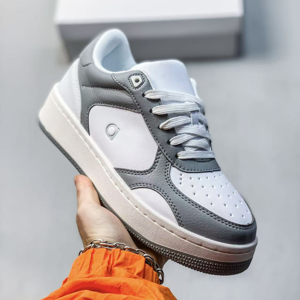 ao With shoe box