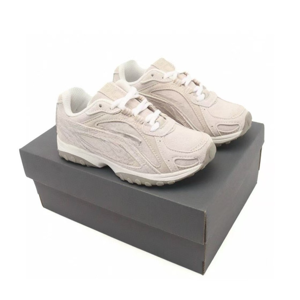 kids 204 With shoe box