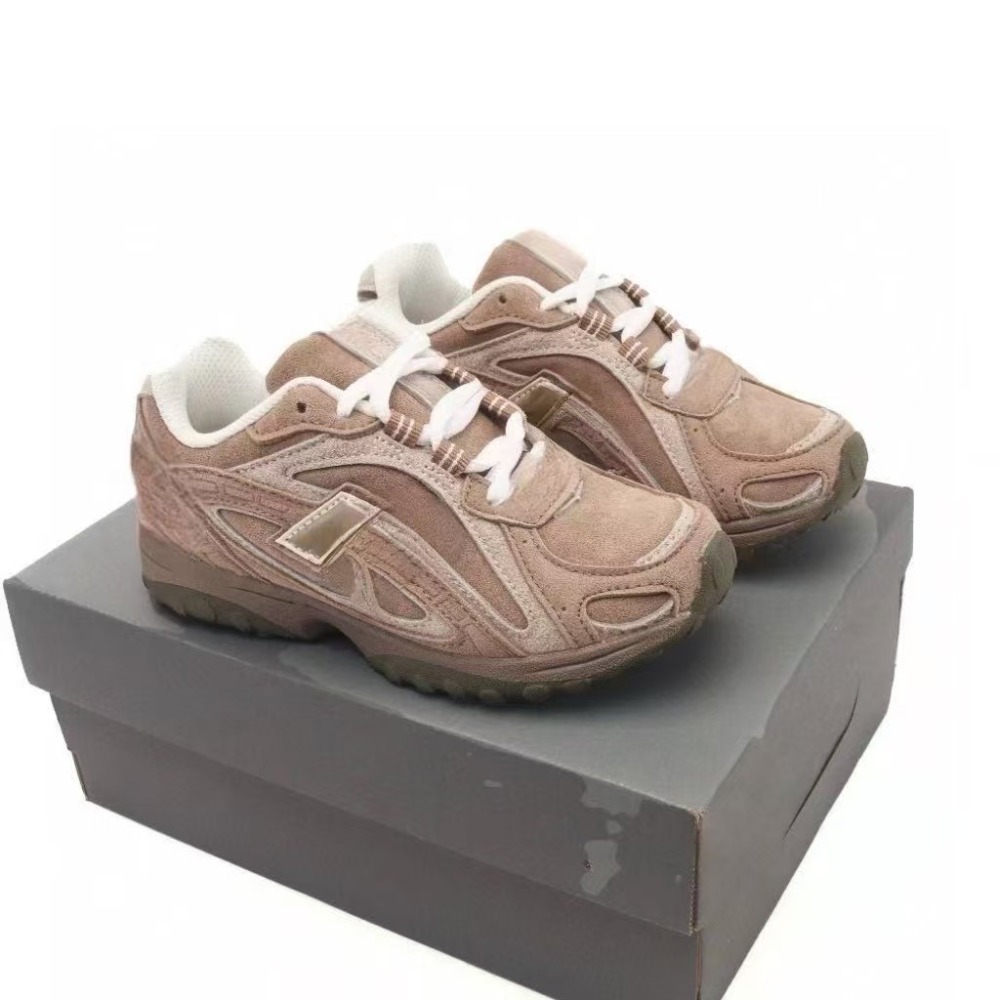 kids 204 With shoe box