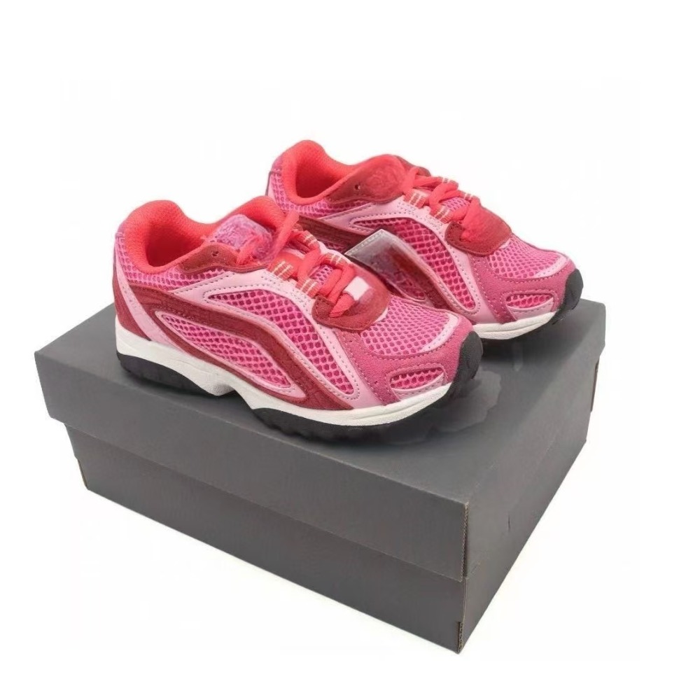 kids 204 With shoe box