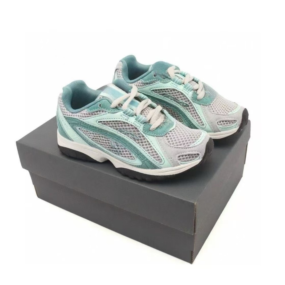 kids 204 With shoe box
