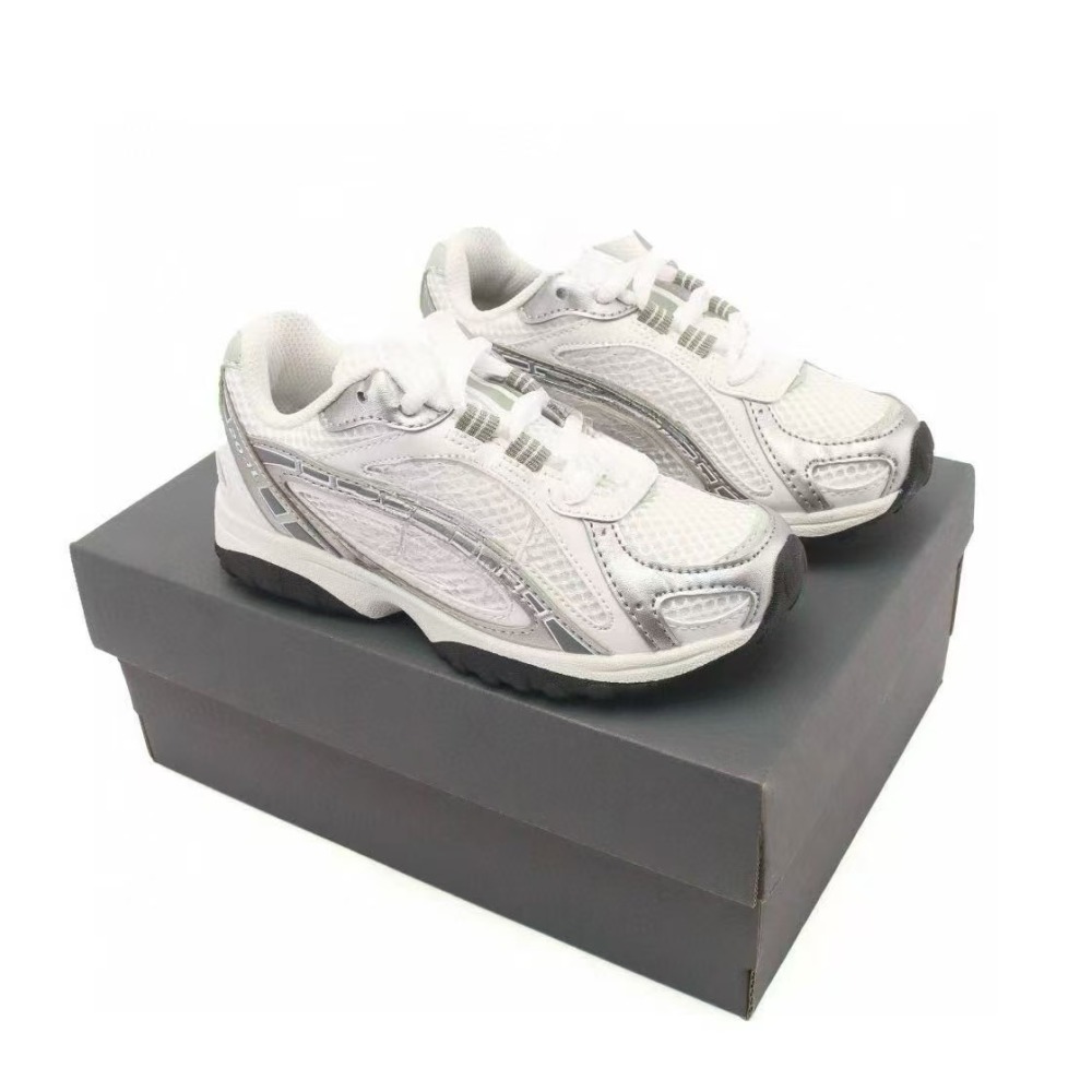 kids 204 With shoe box