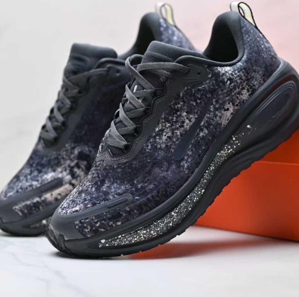 vom plus  With shoe box