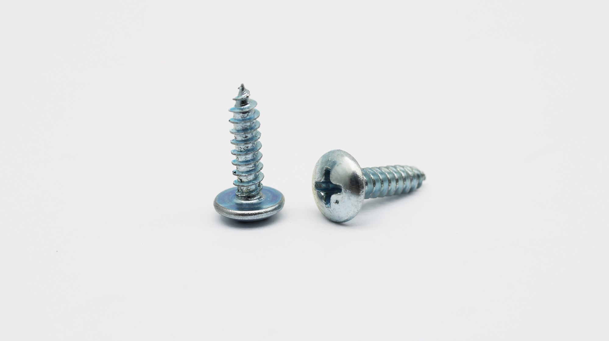 Round head self tapping screw