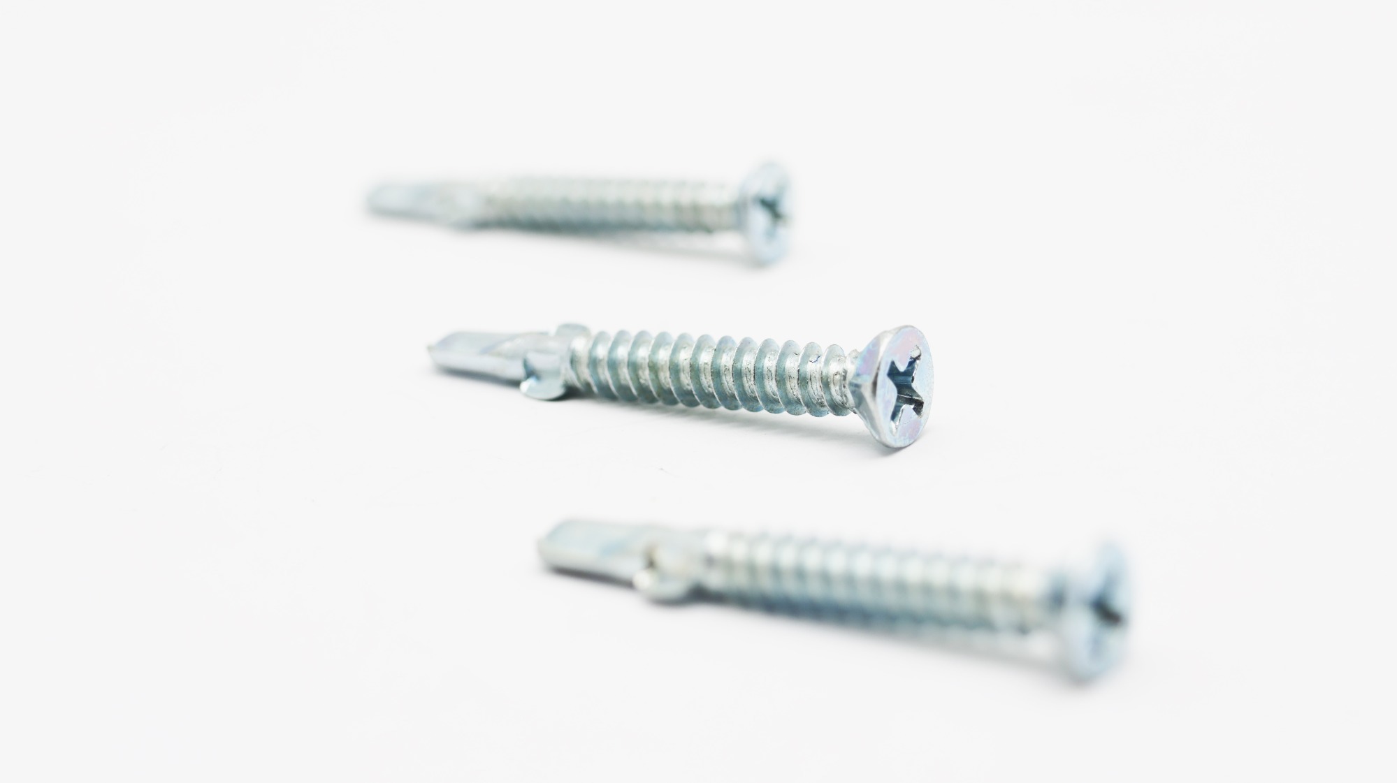 Non-slip CSK head self drilling screw with wing