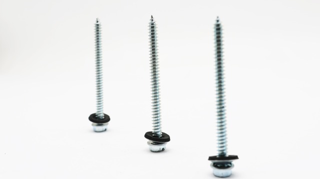 برغي ذاتي اللولبة برأس سداسي مشقوق مع EPDM