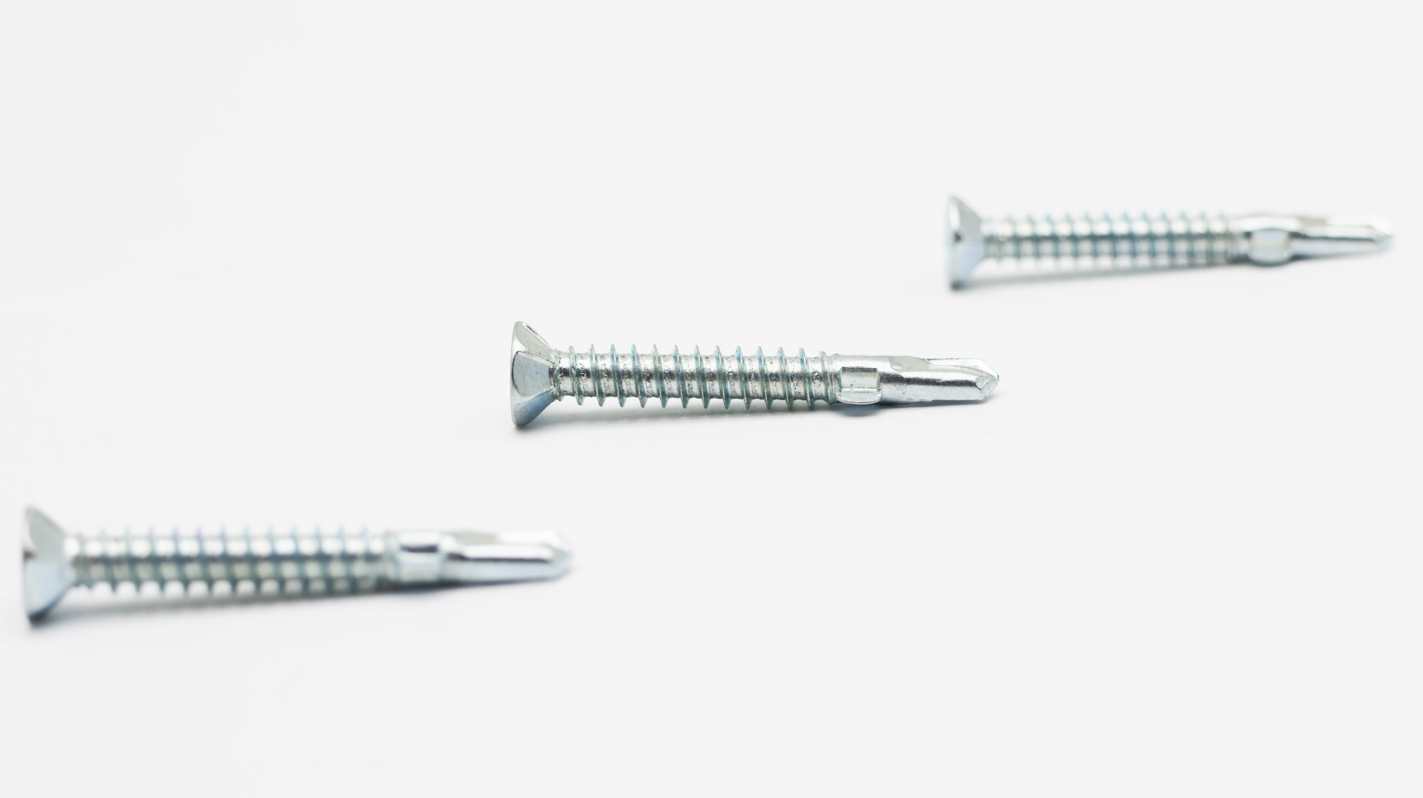 Non-slip CSK head self drilling screw with wing